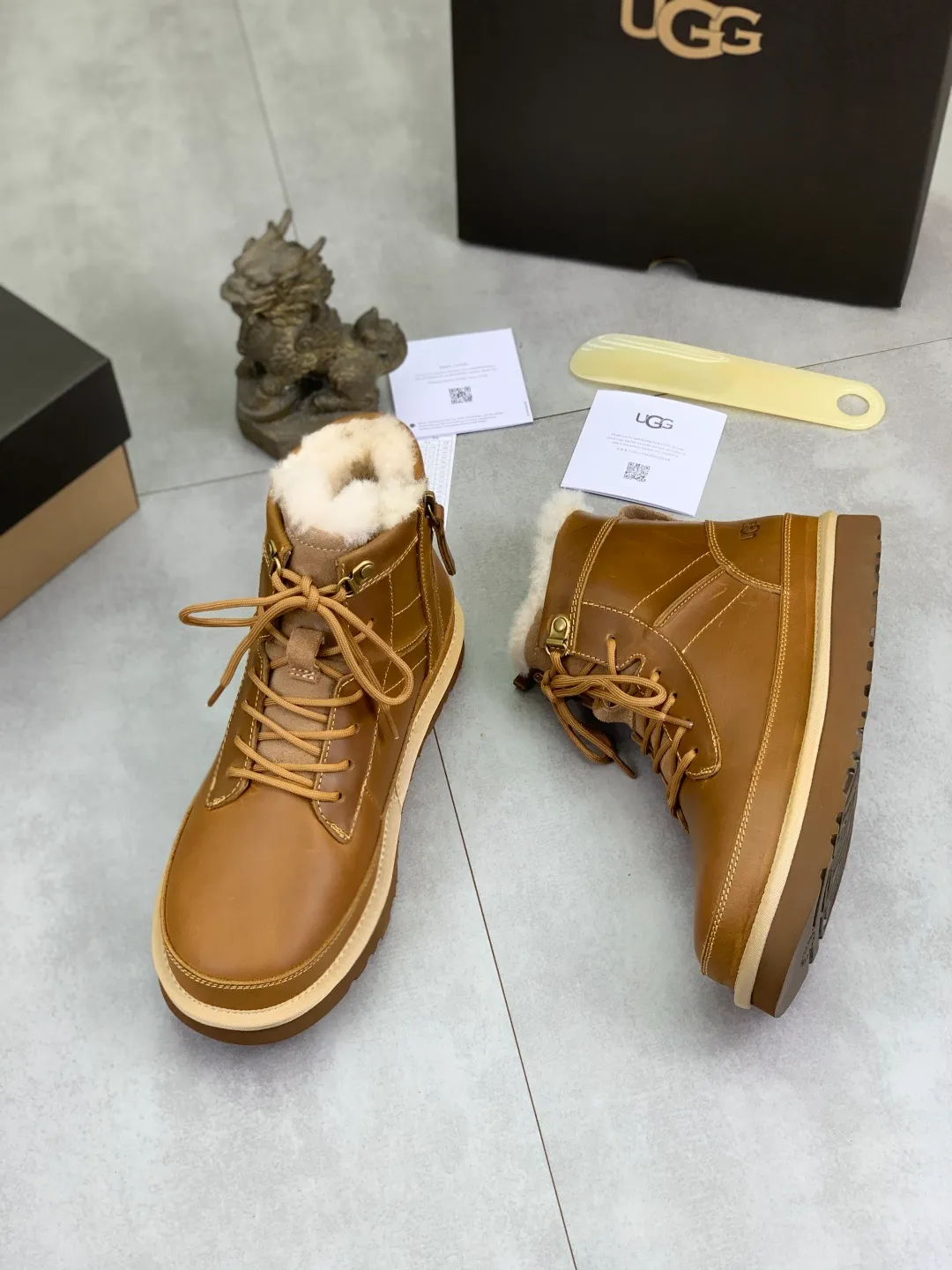 Men's men's shoes 💰P640 New top version UGG 2025 autumn and winter high-top new casual shoes new series Ansley Mules Fashionable and comfortable shallow flat slip-on casual loafers ✨ Classic suede cowhide with 10mm wool lining Insole Fleece collar Soft and comfortable ❤️ Decorated with UGG classic heat embossed brand logo on the back side Full texture Lightweight rubber sole Anti-slip, wear-resistant and comfortable Color: Black Brown Size: 39-45